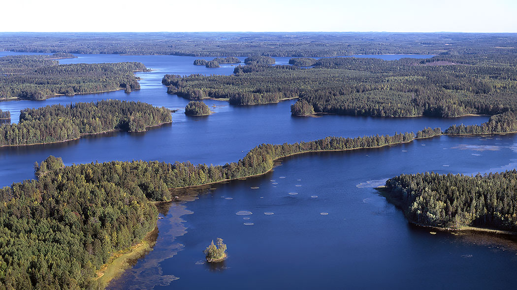 Ilmakuva Liesjärveltä. Saaria ja vettä.