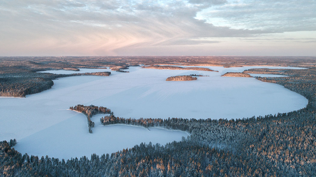 Дикое озеро Суомунъярви зимой.